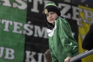Młody kibic na trybunie.