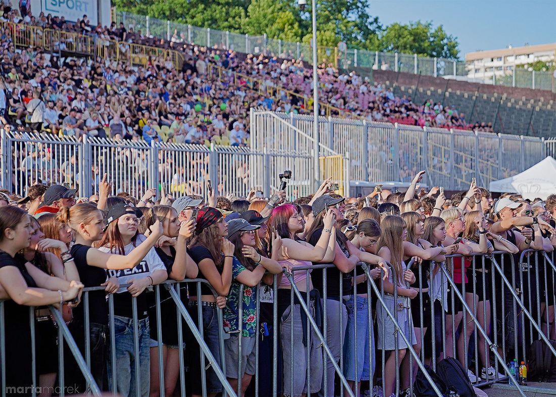 tłumy ludzi na stadionie miejskim 