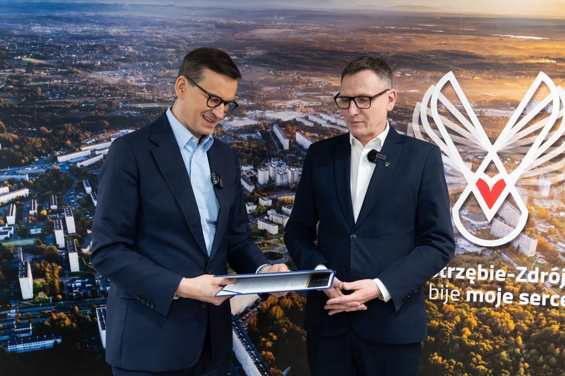 Mateusz Morawiecki ogląda dokumenty przekazane przez Michała Urgoła