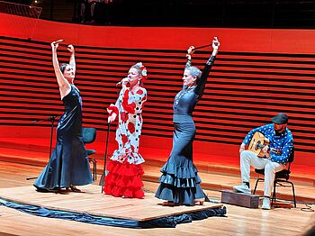 Tancerki flamenco na scenie.