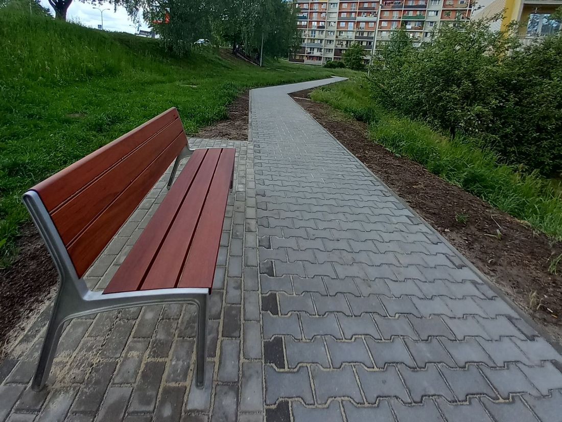 chodnik i ławka