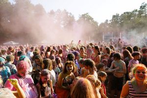 Grupa młodzieży podczas zabawy.