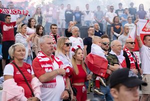 Kibice śpiewają hymn.