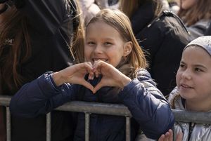 Dzieci i młodzież bawi się pod sceną.