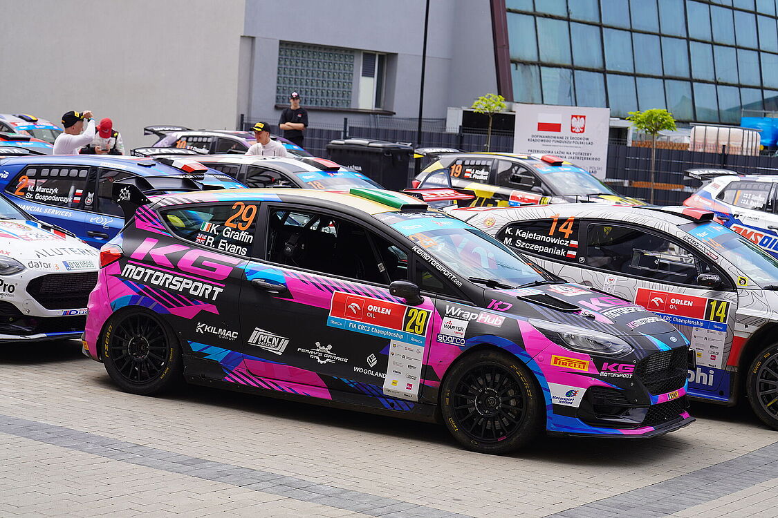 ford focus w różowym malowaniu