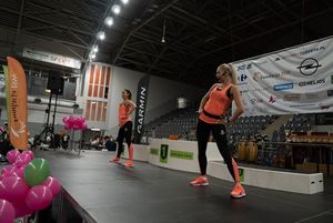 Zdjęcie przedstawia rozgrzewkę zawodników biegu głównego.