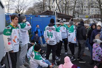 Zawodnicy przygotowujący się na ślizgawkę