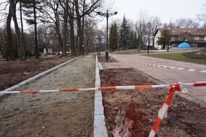 Alejka w Parku zdrojowym w trakcie remontu