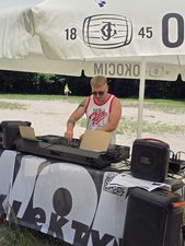DJ przy konsolecie gra muzykę