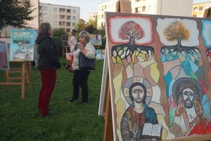 Goście pikniku kocykowego, zwiedzający wystawę malarską