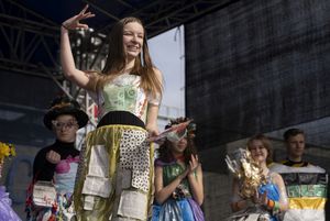 Młodzież w strojach z odpadów - pokaz mody.