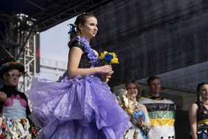 Młodzież w strojach z odpadów - pokaz mody.