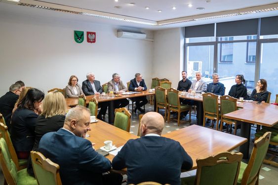 Uczestnicy spotkania siedzą przy stole