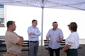 Osoby rozmawiające ze sobą: Sołtys Boryni, Prezydent Miasta, Sotys Skrzeczkowic, Naczelnik Dialogu Społecznego.