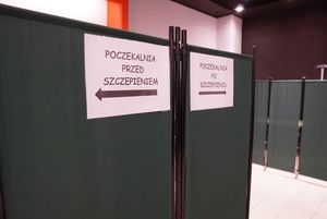 Wnętrze punktu szczepień: parawany