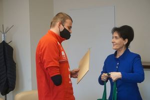 Prezydent Anna Hetman wręcza Łukaszowi Miśkiewiczowiprezent