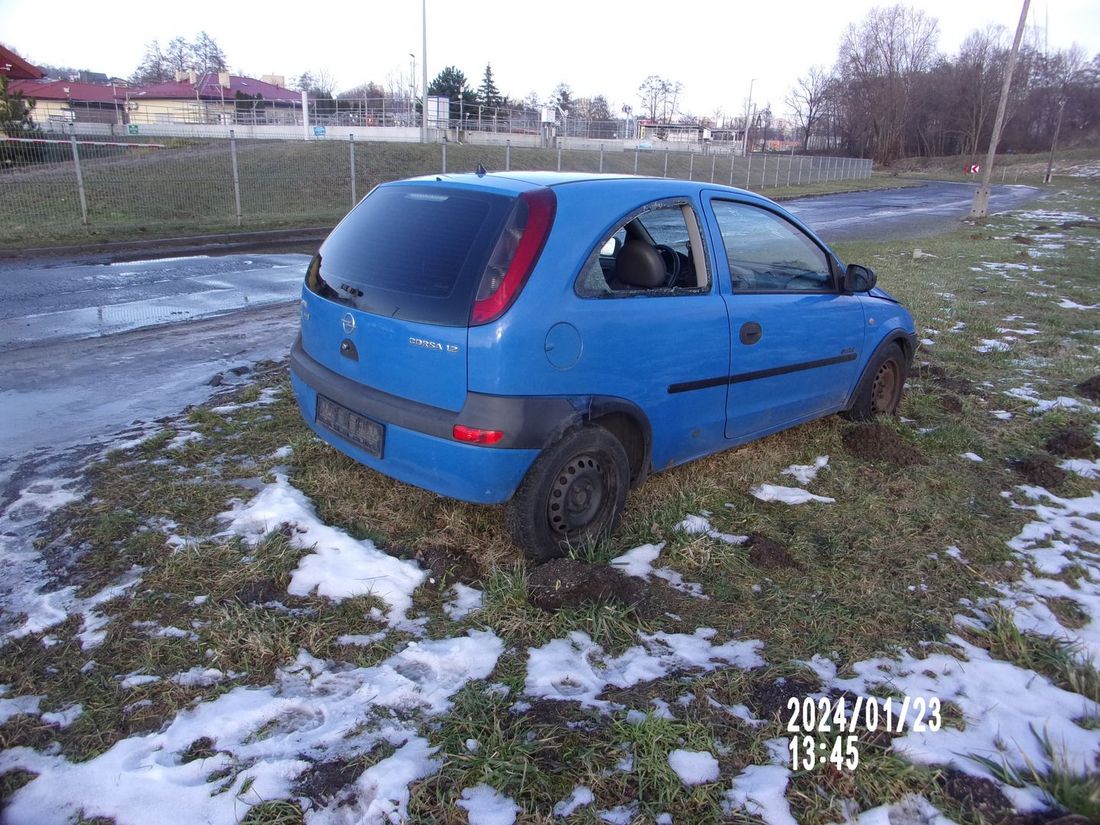 Zdjęcie przedstawia porzucony samochód.