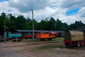 Widok na zajezdnię z wagonami.