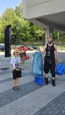Uczzetnicy wchodzący do Łaźni Moszczzenica