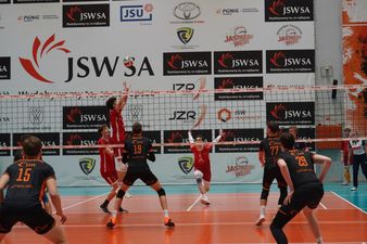 Dryżyna Metra w ofensywnie rozegranie pipe na pojedyńczym bloku gospodarzy