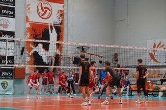 Blok jastrzębian przez wykonaniem zagrywki