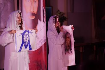Kobiety ubrane na biało trzymają wizerunki Jezusa, między nimi duży obraz Chrystusa