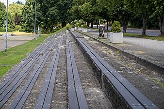 Siedziska na stopniach betonowych z deskami tarasowymi z tworzywa sztucznego w kolorze antracytu