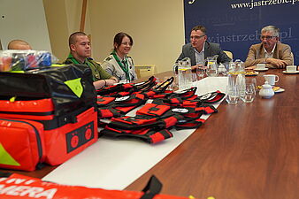 Harcerze, prezydent miasta Michał Urgoł, zastępca Andrzej Matusiak siedzą przy stole