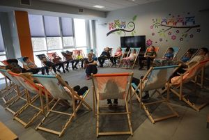 Grupka dzieci na leżakach