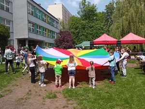 Dzieci bawiące się na Dniu Dziecka.