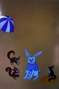 Królika w niebieskim swetrze w paski, obok którego znajdują się dwie wiewiórki i fioletowy parasol