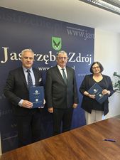 JM Rektor ANS w Bielsku-Białej dr hab. inż. Jacek Binda. Wiceprezydent Andrzej Matusiak oraz Dyrektor III LO mgr Magdalena Kuszlewicz-Klos