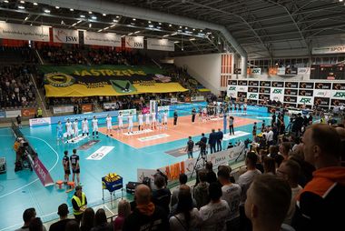 Widok ogólny z trybun hali na zawodników podczas minuty ciszy.