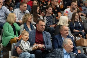 Kibice na trybunach hali.