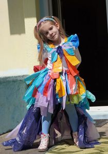 Dziewczynka pozująca podczas pokazu