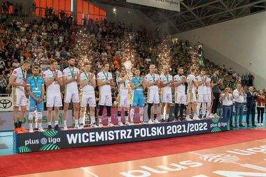 Zdjęcie przedstawia wicemistrzów Polski na podium. 