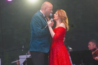 Iwona Socha i Adam Sobierajski w romantycznych uniesieniu i zbliżeniu na odległość poczęstunku