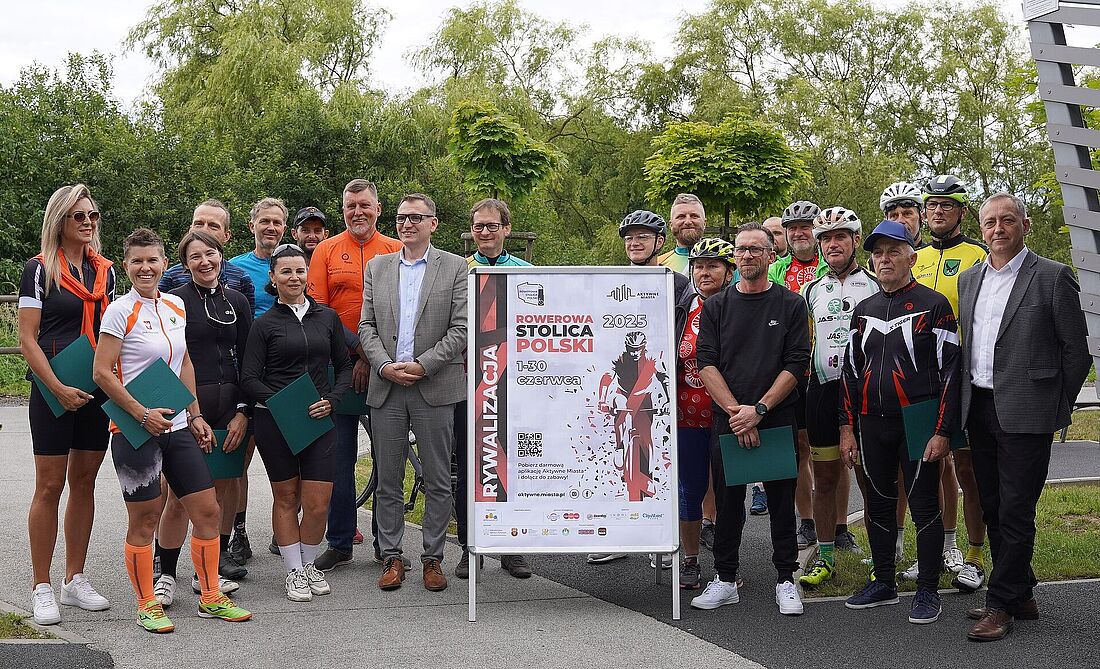 Grupa uczestników, Prezydent Miasta i I Zastepca Prezydenta podczas podsumowania Rowerowej Stolicy Polski