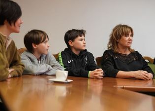 Uczestnicy spotkania słuchają w skupieniu prezydenta 