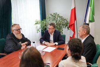 przedstawiciele firmy wraz z prezydentem Michałem Urgołem oraz pracownikami urzędu