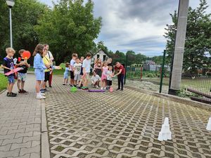 Dzieci bawią się sikawkami wodnymi