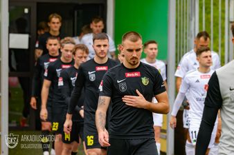 Piłkarze wychodzacy na murawę na pierwszym planie drużyna GKS Jastrzębie
