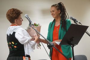 Anna Lerch-Wójcik wręcza kwiaty przewodniczącej koła