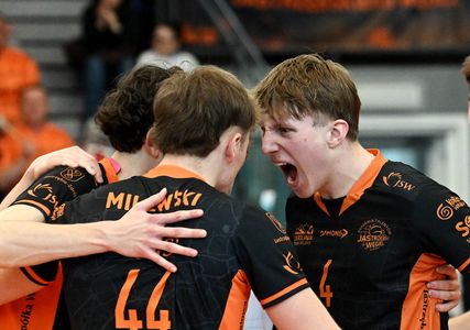 Jakub Szczurowski krzyczy w emocjach do kolegów z drużyny po wygranej akcji 