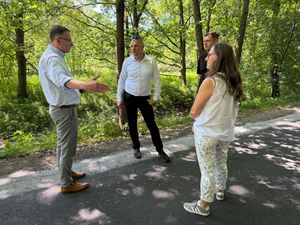 Prezydent Michał Urgoł wraz z naczelnikiem wydziału infrastruktury drogowej oraz przedstawicielami wykonawcy dokonują oficjalnego odbioru wyremontowanej ulicy Komuny Paryskiej