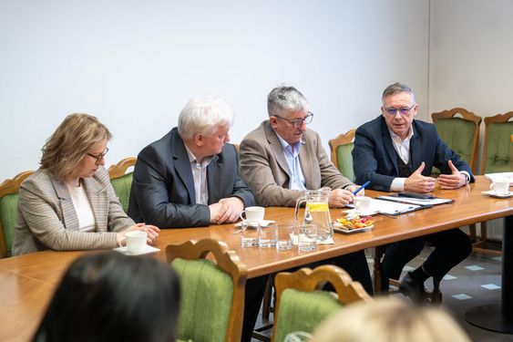 Andrzej Matusiak II Zastępca Prezydenta siedzący pomiędzy delegacją z Karwiny