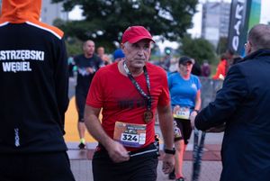 Zdjęcie przedstawia zawodników na mecie biegu głównego.