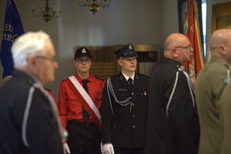 Młodzieżowe służby mundurowe podczas mszy stojące na baczność