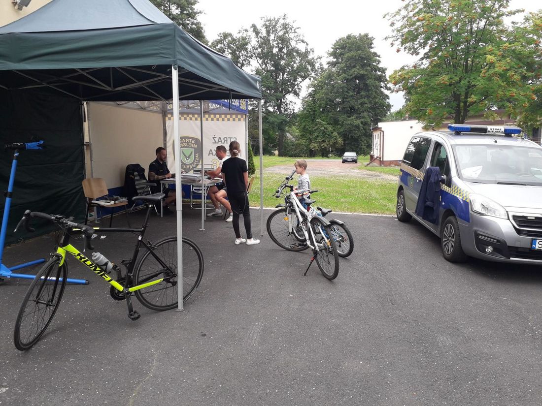 Zdjęcie przedstawia znakowanie rowerów.