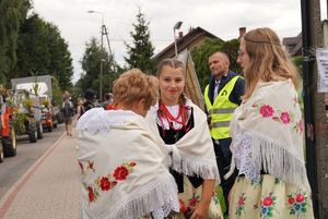 kobiety w strojach ludowych